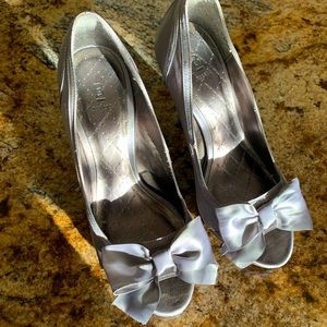 Silver/Gray Bow Heels